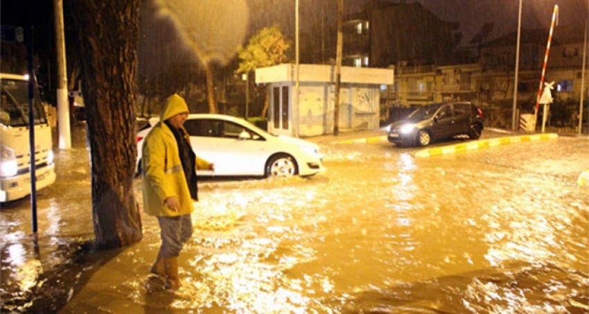 Sağanak yağış Manisa sokaklarını göle çevirdi!