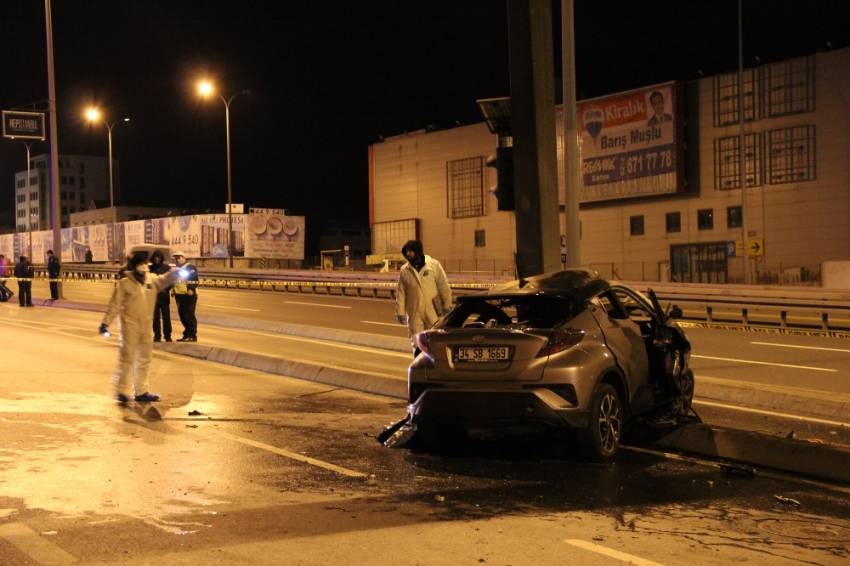 İstanbul’da otomobil alev aldı: 2 ölü