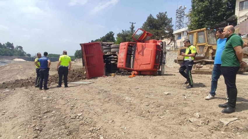 Bursa’da hafriyat kamyonu devrildi: 1 yaralı