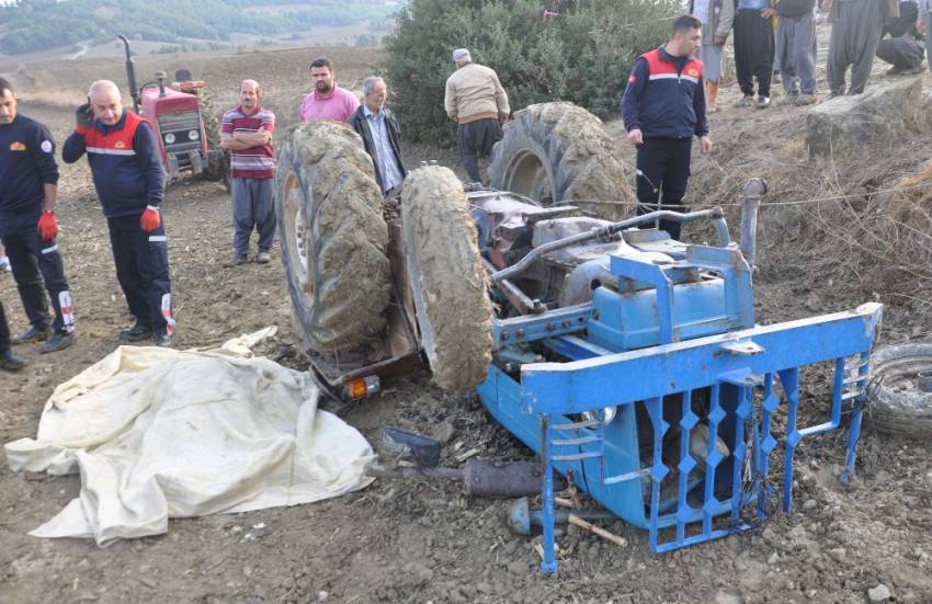 Devrilen traktörün altında can verdi