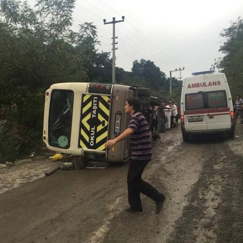 Midibüs devrildi: 1 ölü, 24 yaralı