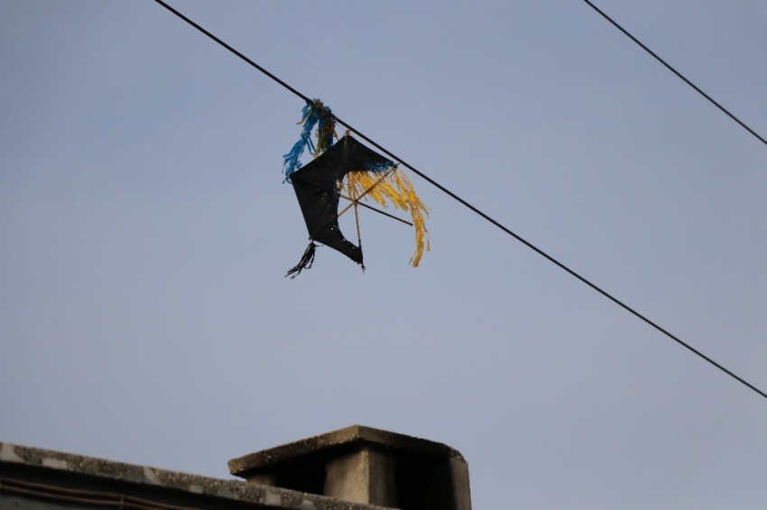 Uçurtmasını elektrik telinden alırken akıma kapılan küçük kızı polis kurtardı