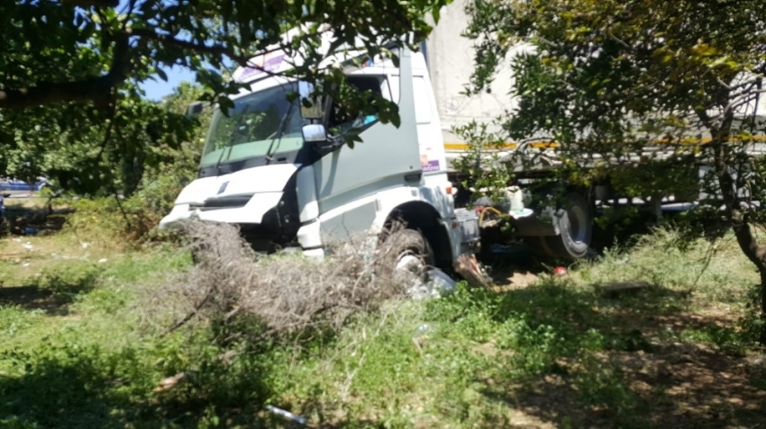 Karşı şeride geçen tır motosikletli kuryeyi ezdi