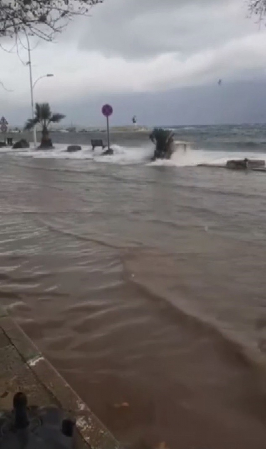 Kurşunlu’da sahil şeridi denizle birleşti