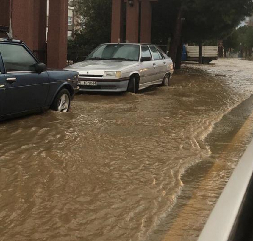 İzmir’i sağanak vurdu