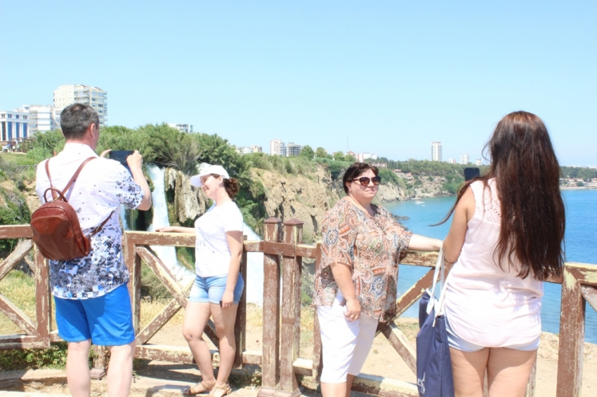 Antalya sezonu 2 milyona yakın turistle açtı