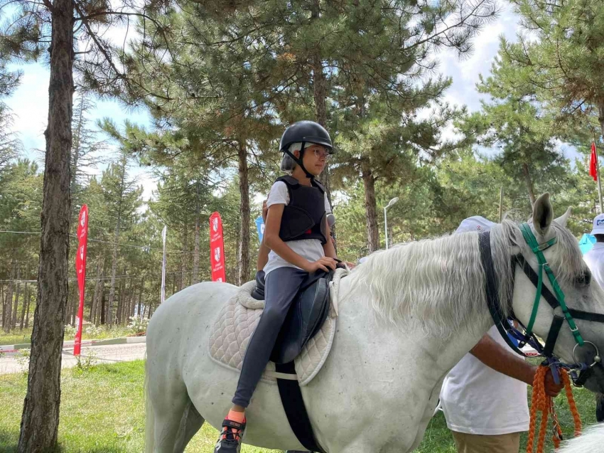 Çocuklar Pony Club ile buluştu