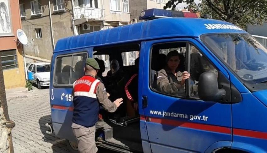 Kandırılan 43 Suriyeliye jandarma sahip çıktı