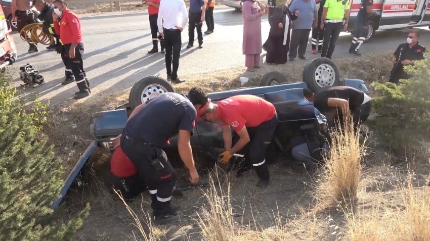 Otomobilde sıkışan kadın güçlükle kurtarıldı