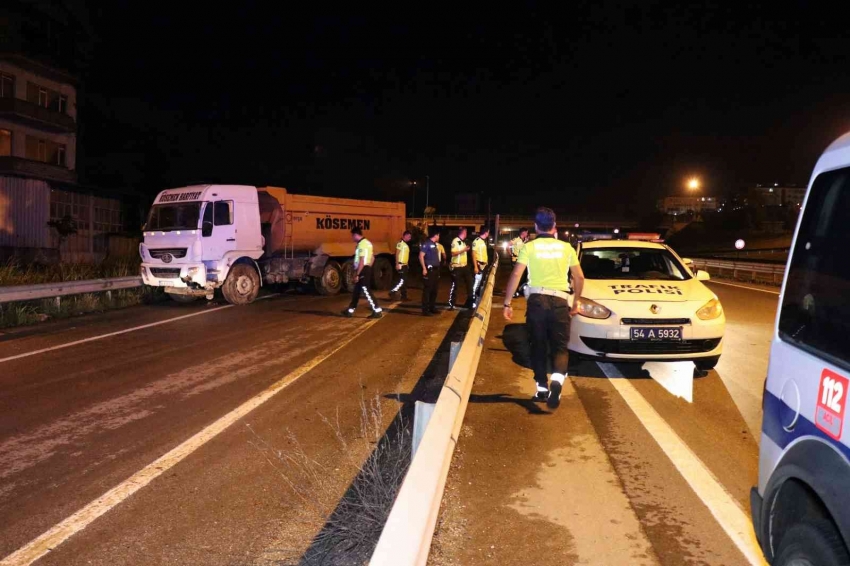 Hafriyat kamyonu bariyerlere çarptı, şoförün silahla yaralandığı iddia edildi