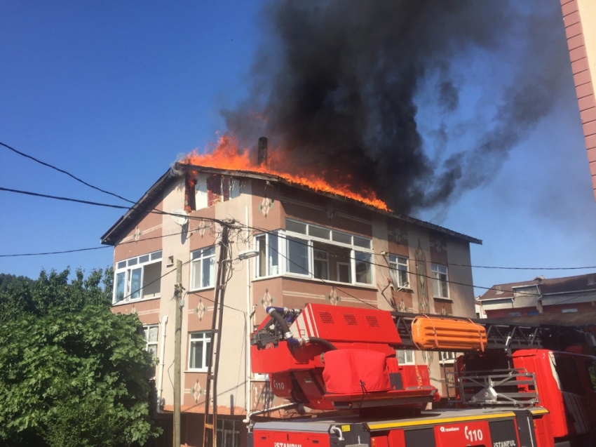 Ümraniye’de korkutan çatı yangını