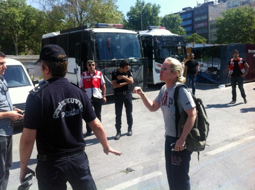 Yabancı kadınla polis arasında ilginç diyalog