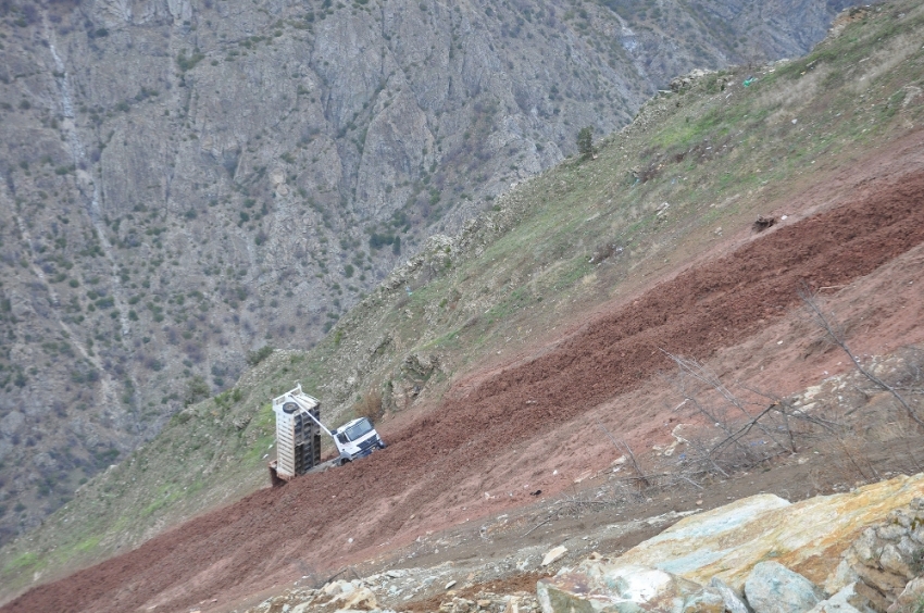 Uçuruma yuvarlanan araçtan son anda atladı