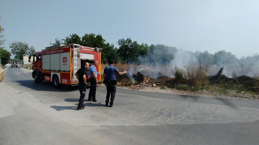 Bursa'da yeşil alandaki yangın fabrikaya ulaşmadan söndürüldü