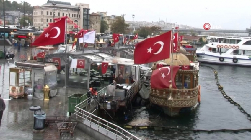 Eminönü’ndeki balıkçı teknelerinin bekleyişi sürüyor