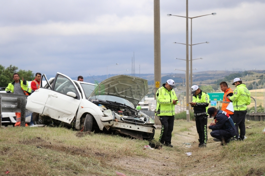 Kontrolden çıkan otomobil refüje uçtu: 5 yaralı