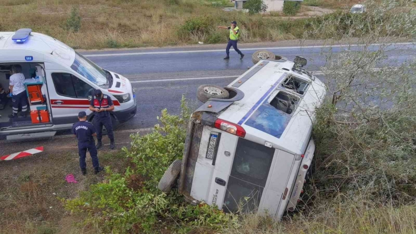 Bursa'da işçileri taşıyan servis minibüsü devrildi