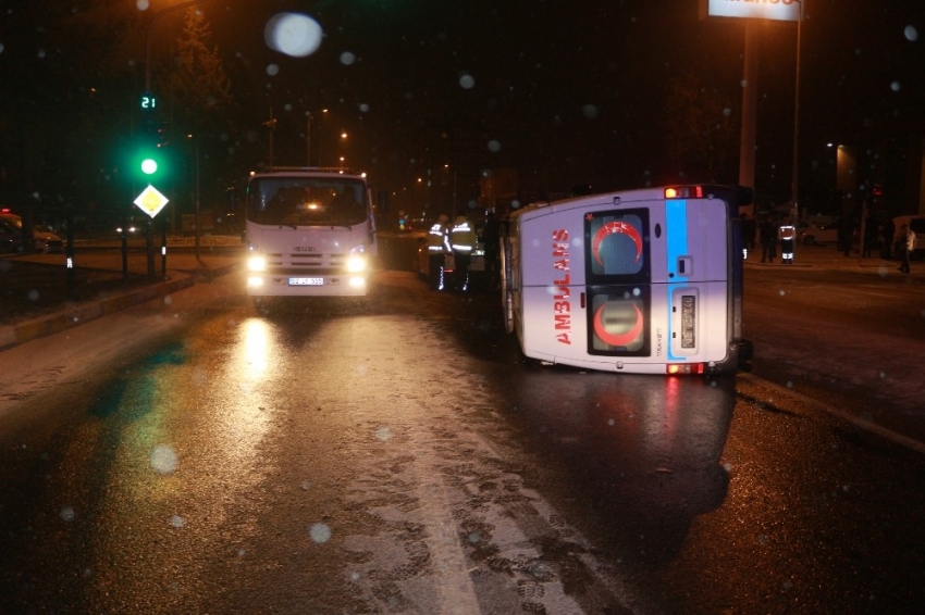 Buzlu yolda takla atan ambulans 2 otomobile çarptı