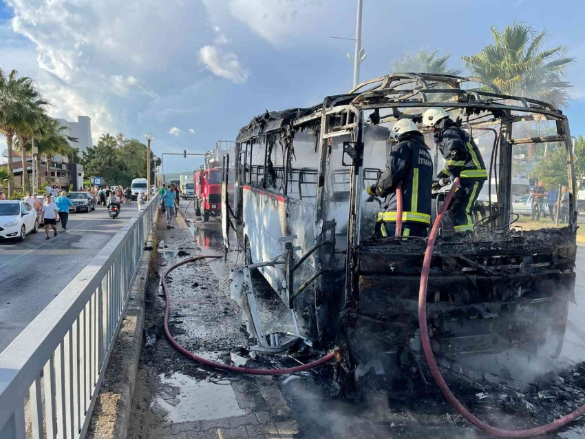 Öğrenci servis midibüsü alev alev yanıp hurdaya döndü