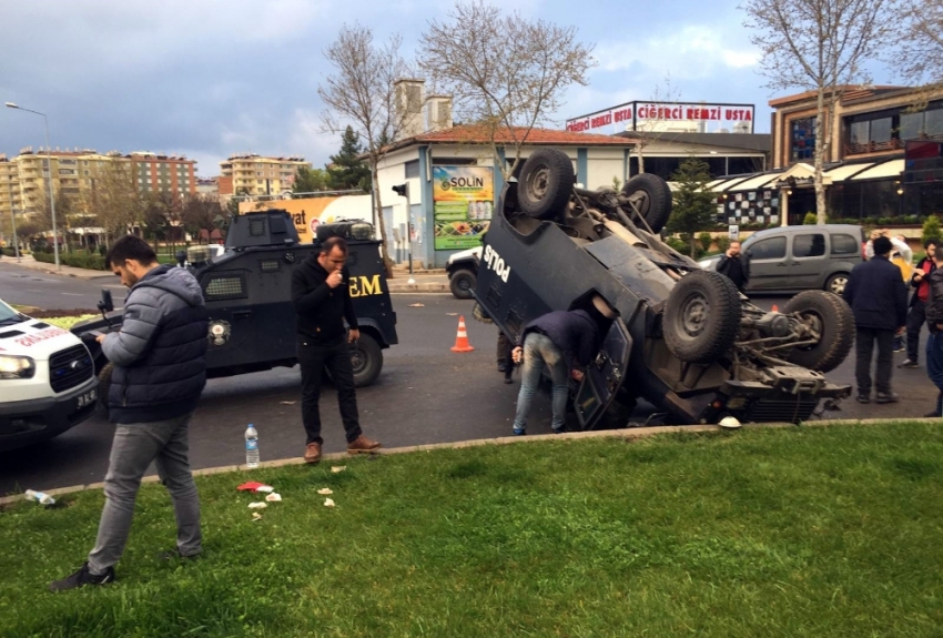 İki zırhlı araçların çarpıştı: 1 polis yaralı