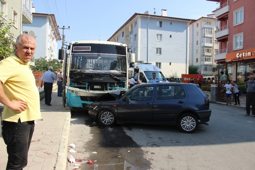 Otomobil halk otobüsü ile çarpıştı: 10 yaralı