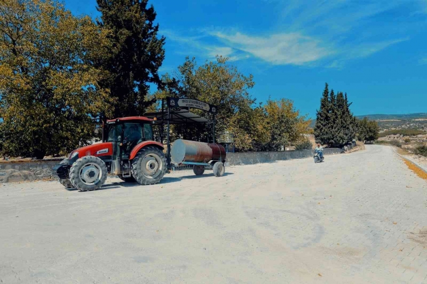 Toz ve çamurdan geçilmeyen sokaklar yenileniyor