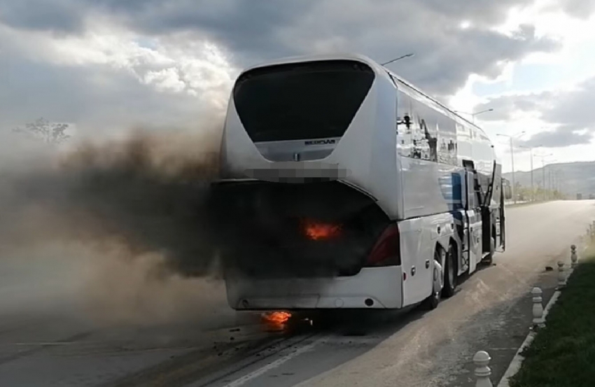 Seyir halindeki yolcu otobüsünde yangın çıktı