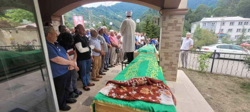 Kız isteme dönüşü kazada ölen anne ile oğlu son yolculuğuna uğurlandı