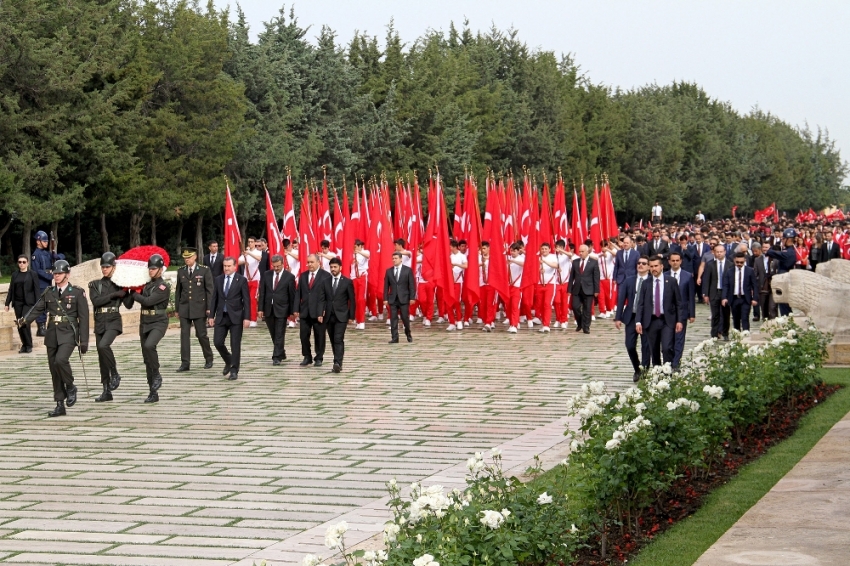 Bakan Bak gençlerle birlikte Anıtkabir’de