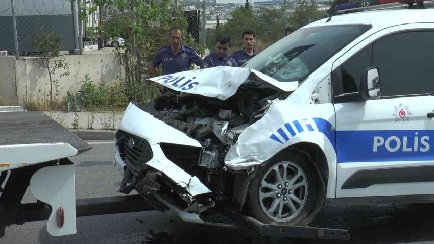 Göreve giden polis ekibi kaza yaptı