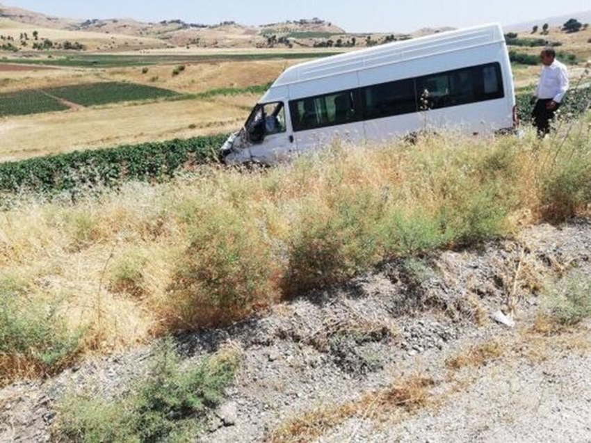 Minibüs ile otomobil çarpıştı: 1’i ağır 10 yaralı