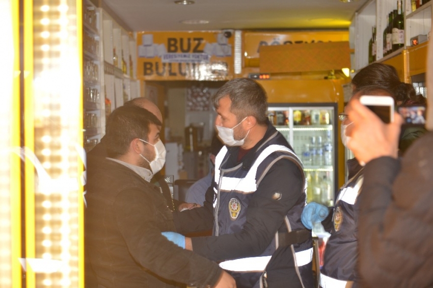 Tekel bayine saklandılar, polis çilingir ile kapıyı açtı