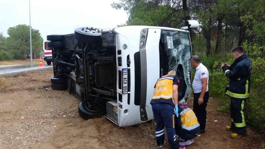 Antalya’da tur midibüsü devrildi: 7’si Rus, 8 yaralı