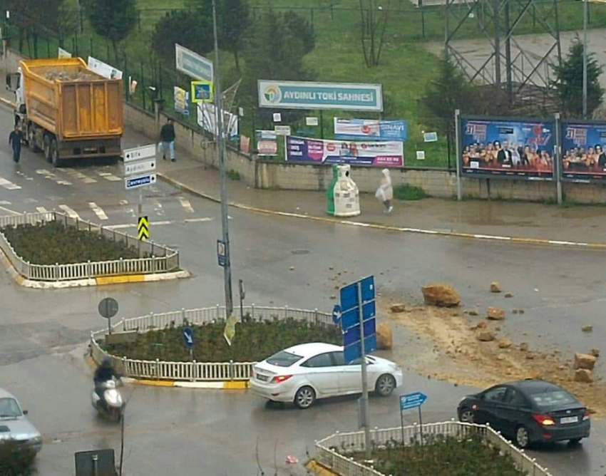 Dökülen molozlar kazaya davetiye çıkardı