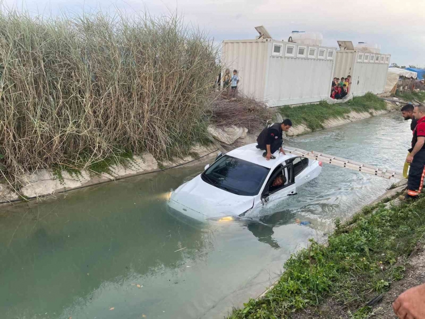 Kanala uçan otomobildeki 2 kişi yaralandı