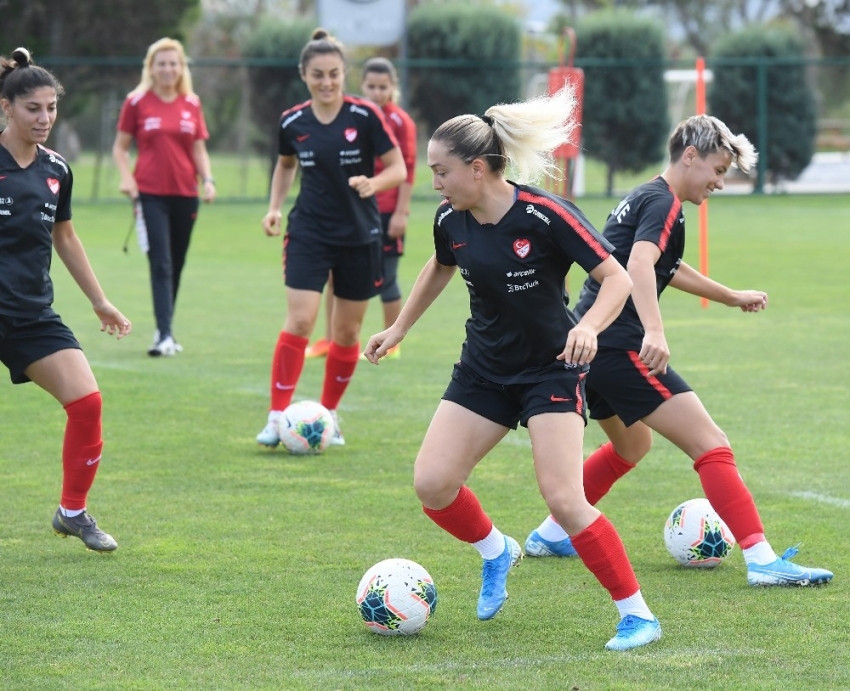 A Milli Kadın Futbol Takımı, Slovenya maçı hazırlıklarını sürdürüyor