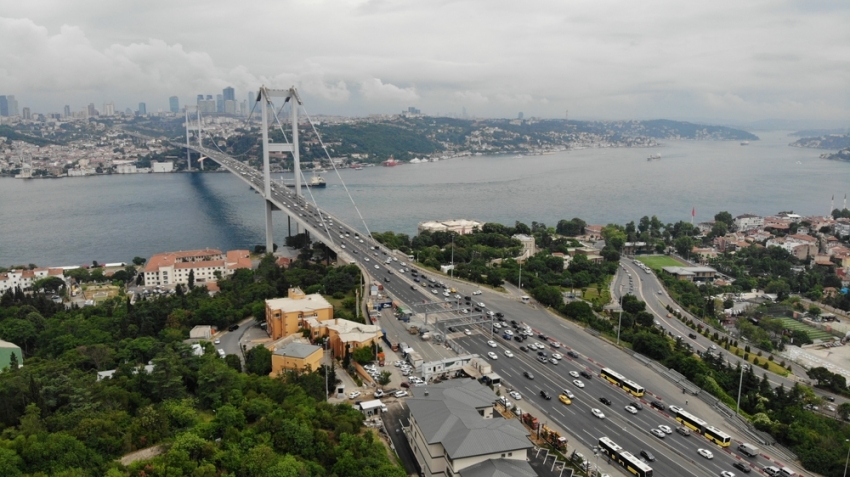 Köprüde yaşanan hareketli dakikalar sebebiyle oluşan trafik havadan görüntülendi