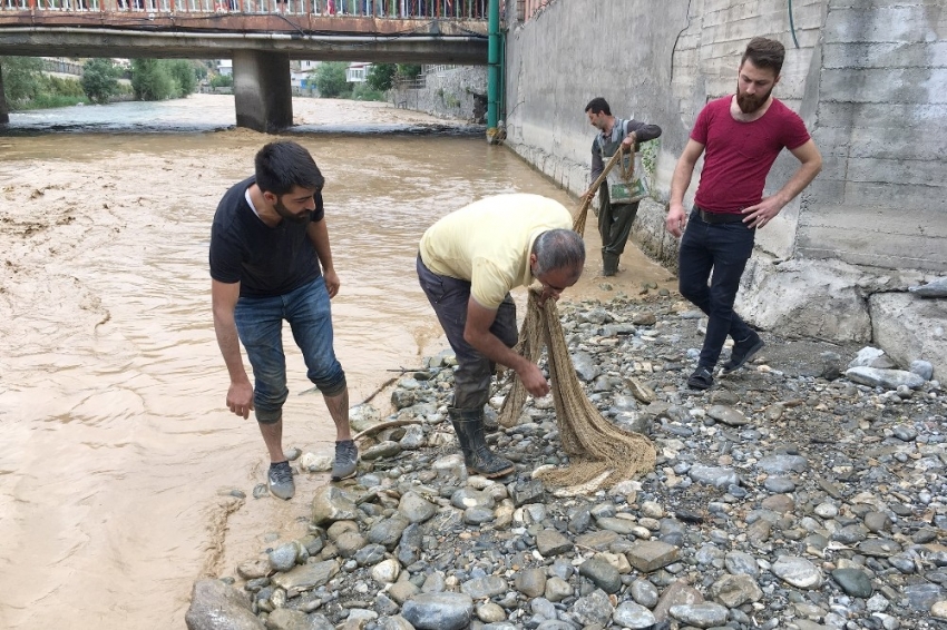 Van-Çatak kara yolu selden dolayı kapandı