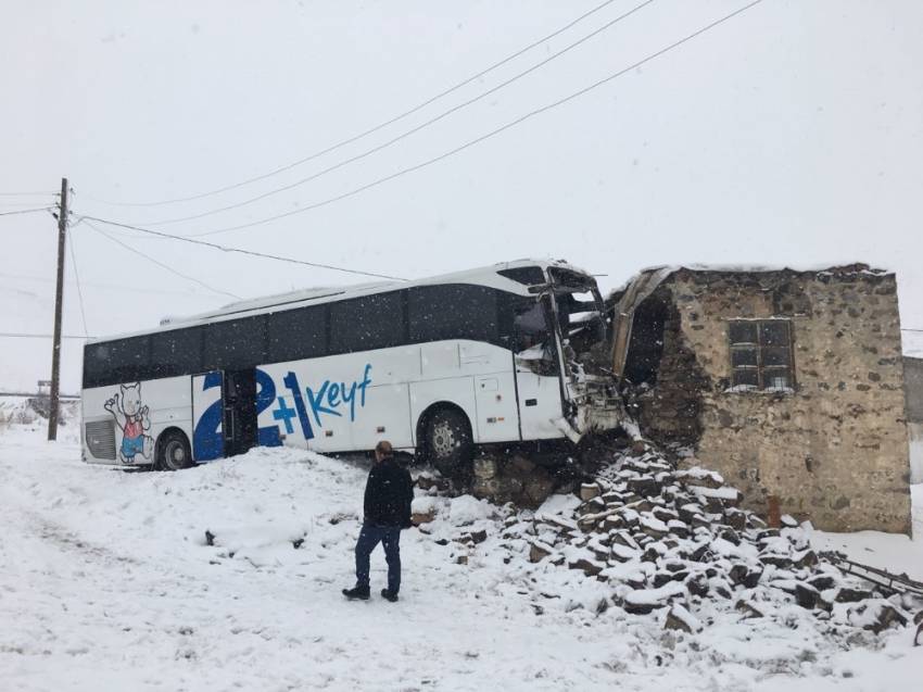 Yolcu otobüsü eve girdi: 3 yaralı