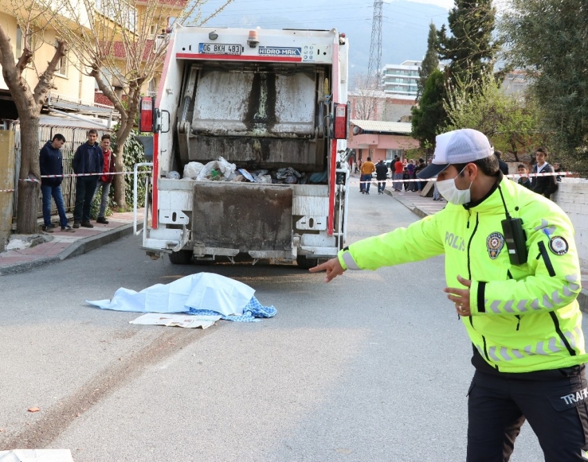 Çöp kamyonun altında kalan yaşlı adam hayatını kaybetti