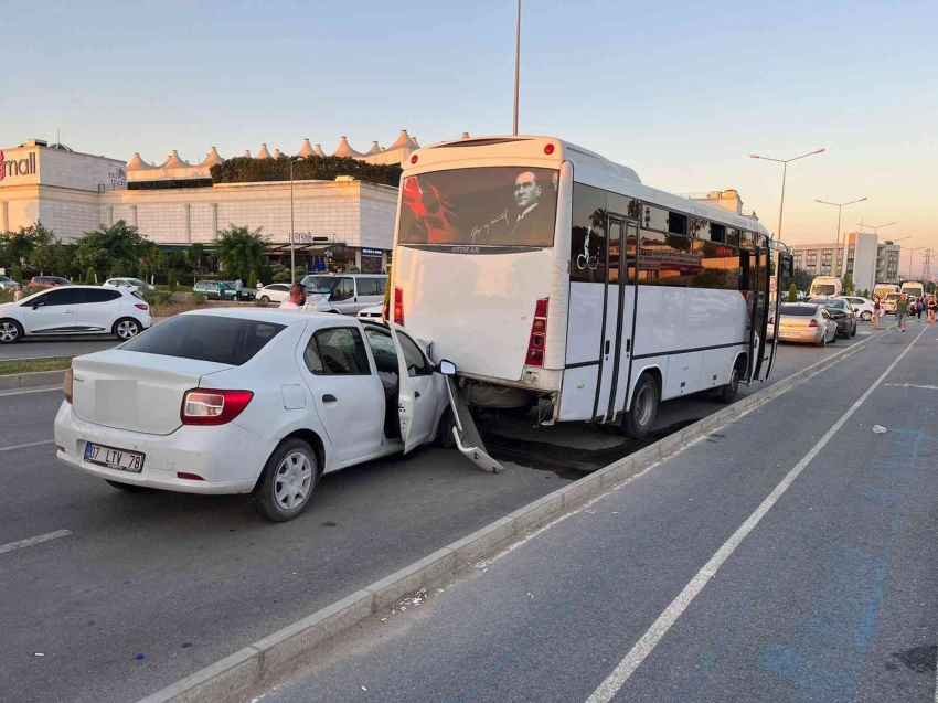 Şehir içi yolcu midibüsüne çarpan aracın sürücüsü yaralandı