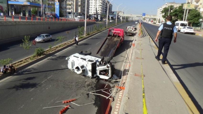 Polis aracı alt geçide düştü: 3 yaralı