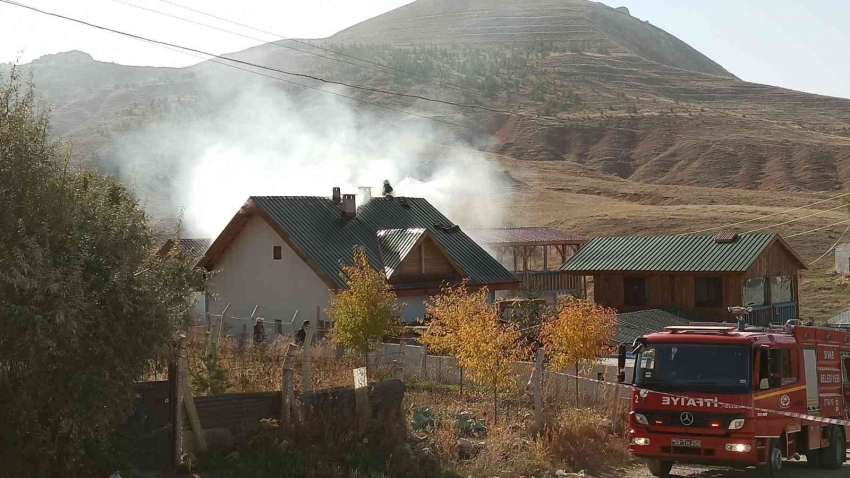 Kafenin çatısında korkutan yangın