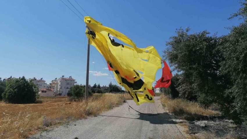 Tekneye bağlı ipi kopan paraşüt metrelerce yüksekte böyle sürüklendi