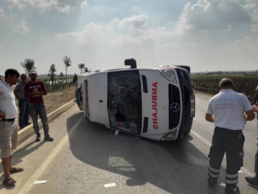 Adana’da ambulans ile otomobil çarpıştı: 1’i bebek 4 yaralı