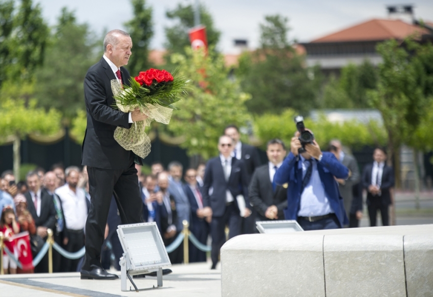 Cumhurbaşkanı Erdoğan, şehitler anıtına çiçek bıraktı