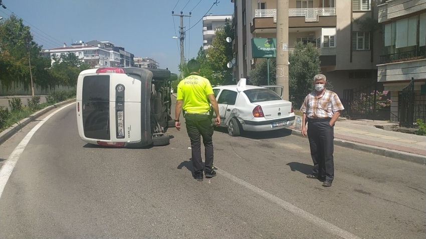 Bursa’da kontrolden çıkan ticarî araç otomobile çarpıp yan yattı