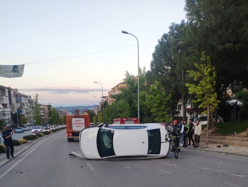 Aydınlatma direğine çarpıp yan yatan otomobilden burnu dahi kanamadan çıktı