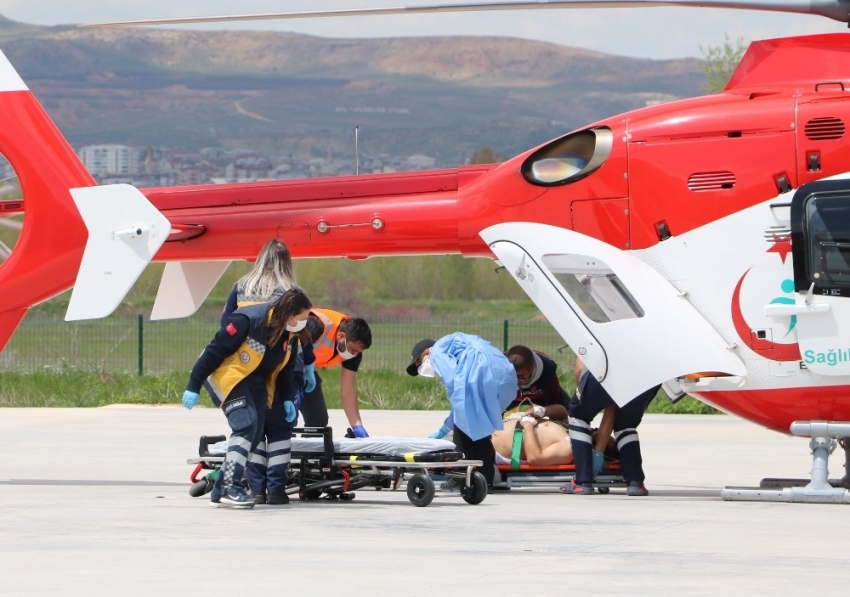 İş kazası geçiren işçiye ambulans helikopter