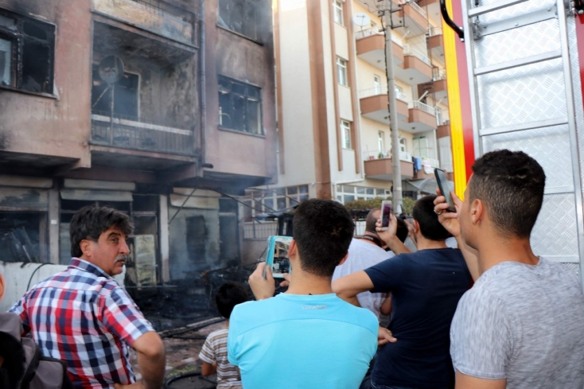 Bina yandı, vatandaş canlı yayın yaptı